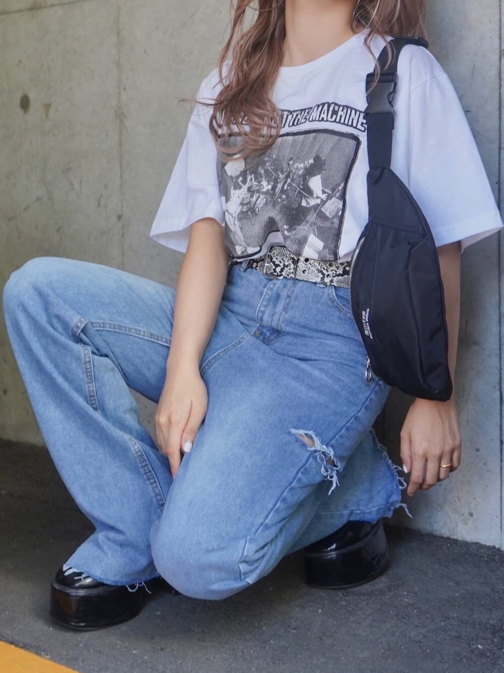 ホワイト系のTシャツ/カットソー、ホワイト系のその他を着用したレディースの夏コーディネートの1枚目の写真
