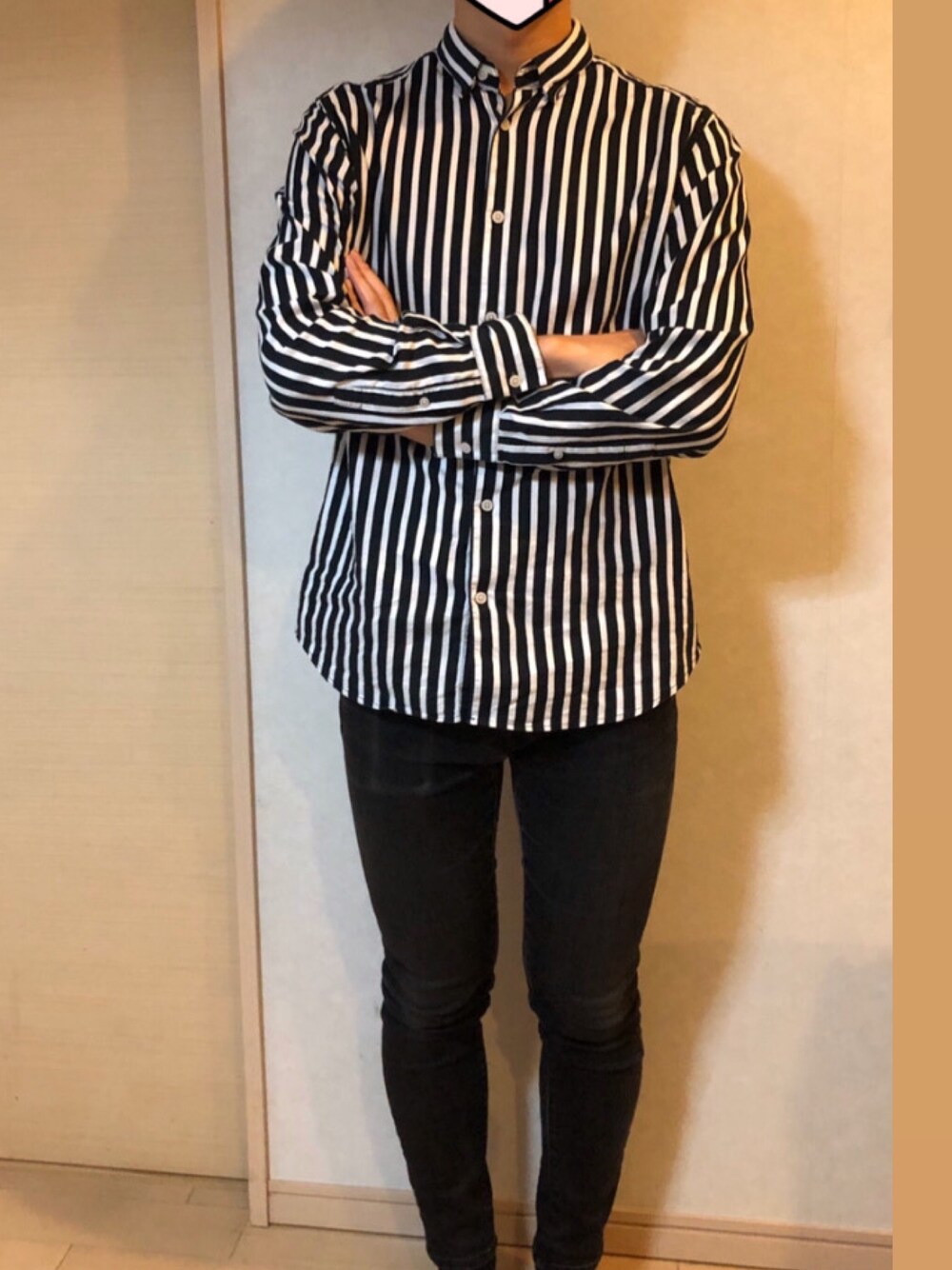 ブラック系のトップス、ブラック系のパンツを着用したメンズの春コーディネートの1枚目の写真