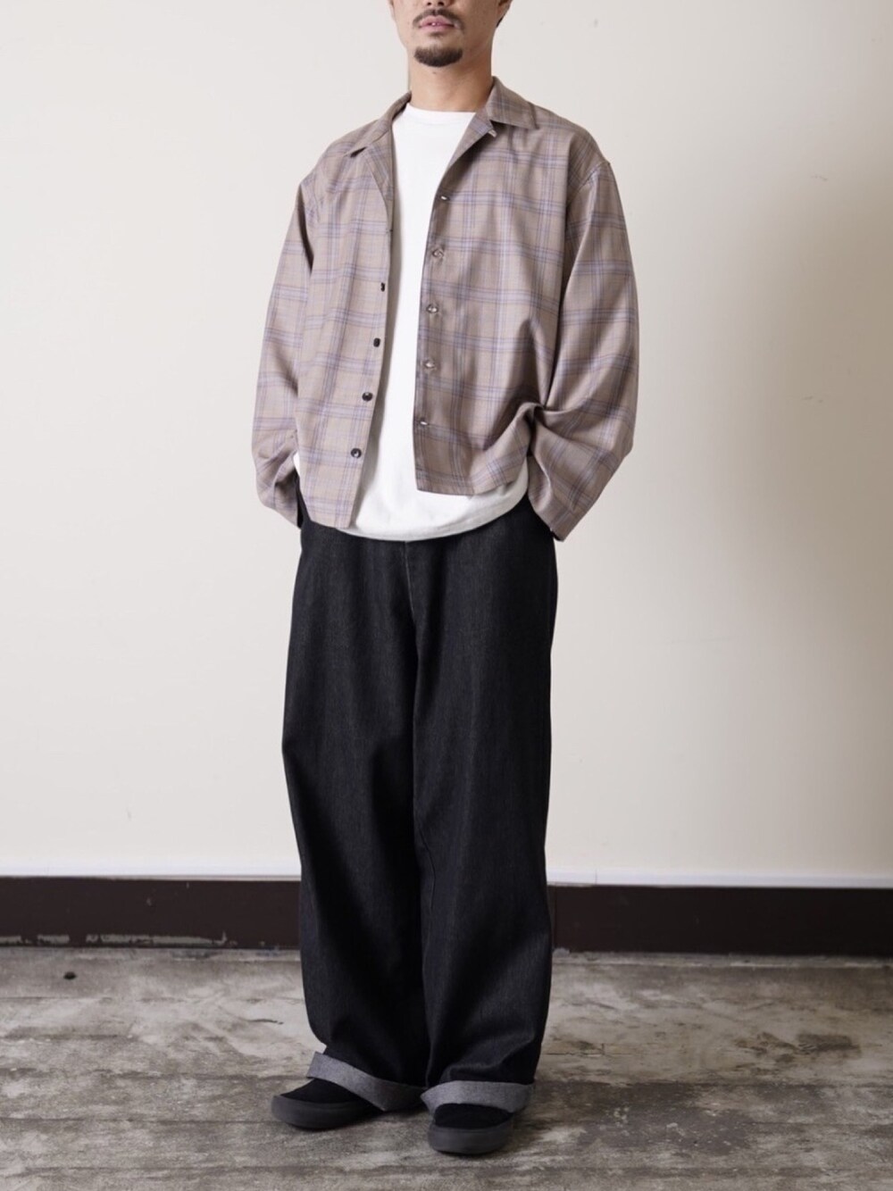ベージュ系のシャツ/ブラウス、ホワイト系のTシャツ/カットソー、ブラック系のデニムパンツを着用したメンズの春コーディネートの1枚目の写真