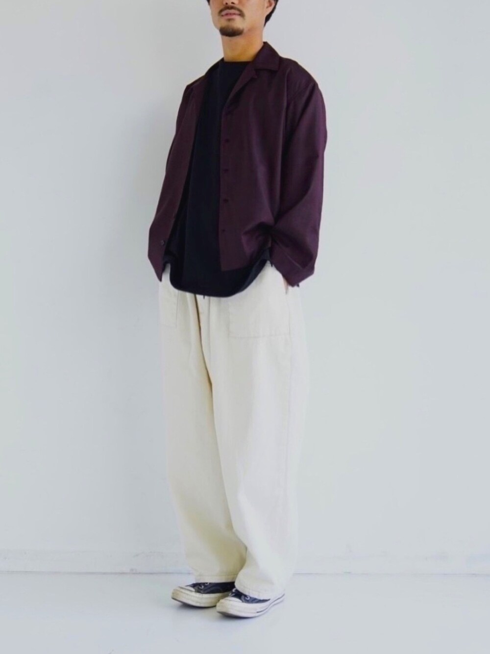 レッド系のシャツ/ブラウス、ホワイト系のその他パンツ、ブラック系のTシャツ/カットソーを着用したメンズの春コーディネートの1枚目の写真