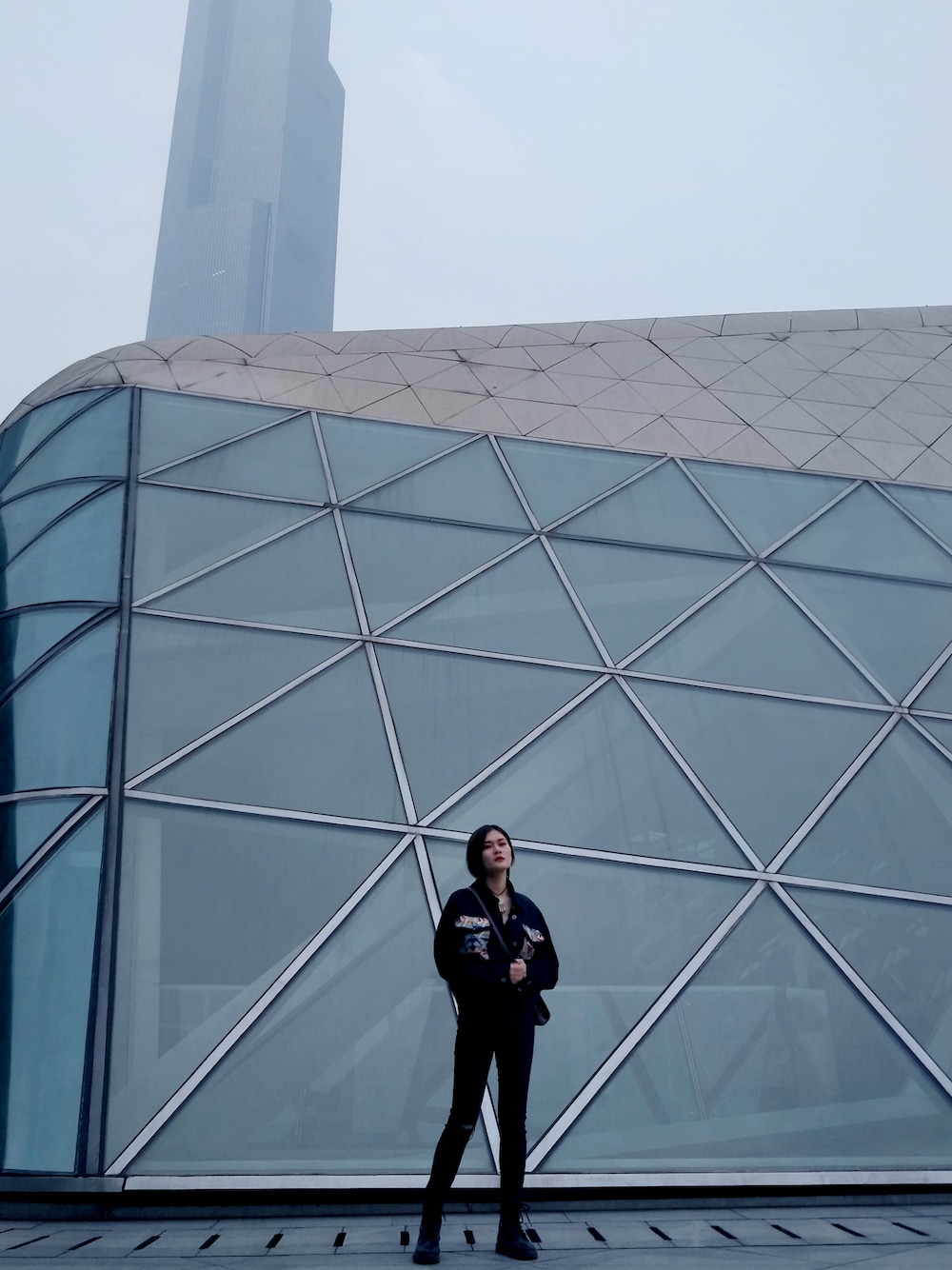 「大人カジュアル、黒、中国、广州」｜「URBAN REVIVOのアイテム（デニムジャケット、ブラック系）」を使った、-schumannさん（レディース・165cm）の春コーディネートの1枚目の写真