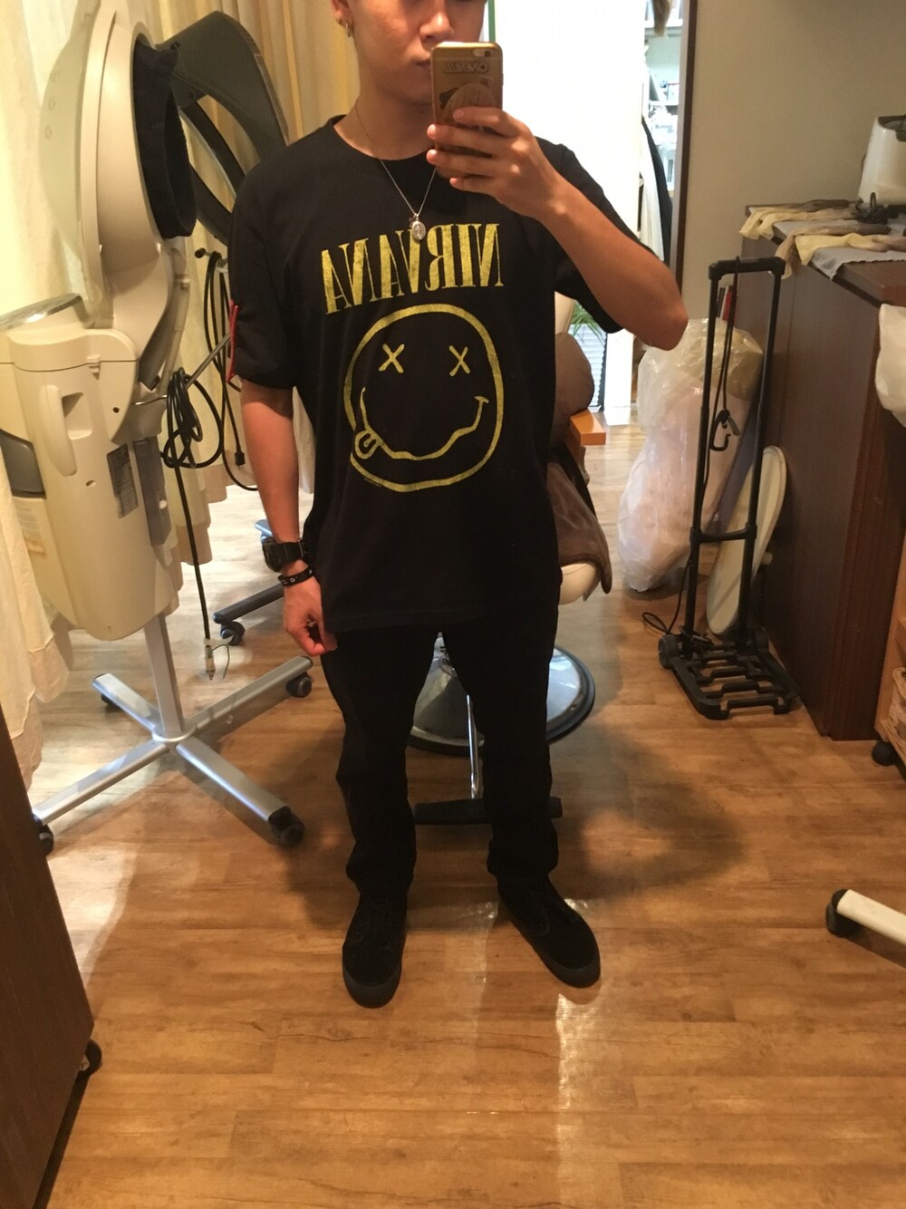 ブラック系のTシャツ/カットソー、ブラック系のデニムパンツ、ブラック系のスニーカーを着用したメンズの秋コーディネートの1枚目の写真