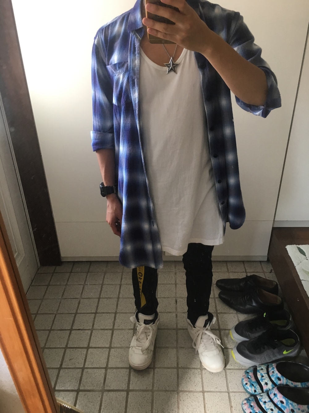 「コディサンダーソン、ハレ(HARE)、トミーヒルフィガー、UNIQLO、ストリート、モード、オフホワイト、OFF-WHITE、キレイ目」｜「HAREのオンブレーチェックロングシャツ7分袖(HARE)（シャツ/ブラウス、ブルー系）」を使った、HAYAさん（メンズ・160cm）の秋コーディネートの1枚目の写真