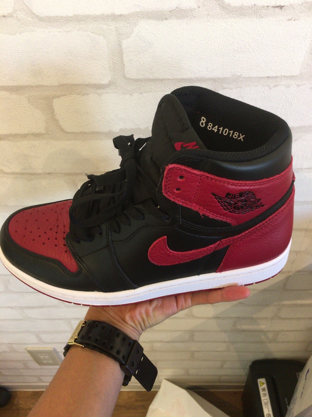 ブラック系のスニーカーを着用したメンズの秋コーディネートの1枚目の写真