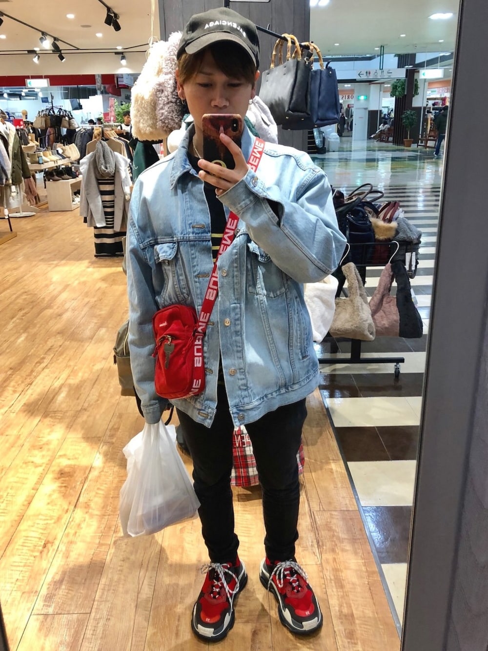「秋冬コーデ、デニムジャケット、ストリート、バレンシアガ、BALENCIAGA、ダッドスニーカー、オーバーサイズ、supreme、シュプリーム」｜「BALENCIAGAのアイテム（デニムジャケット、ブルー系）」を使った、HAYAさん（メンズ・160cm）の冬コーディネートの1枚目の写真