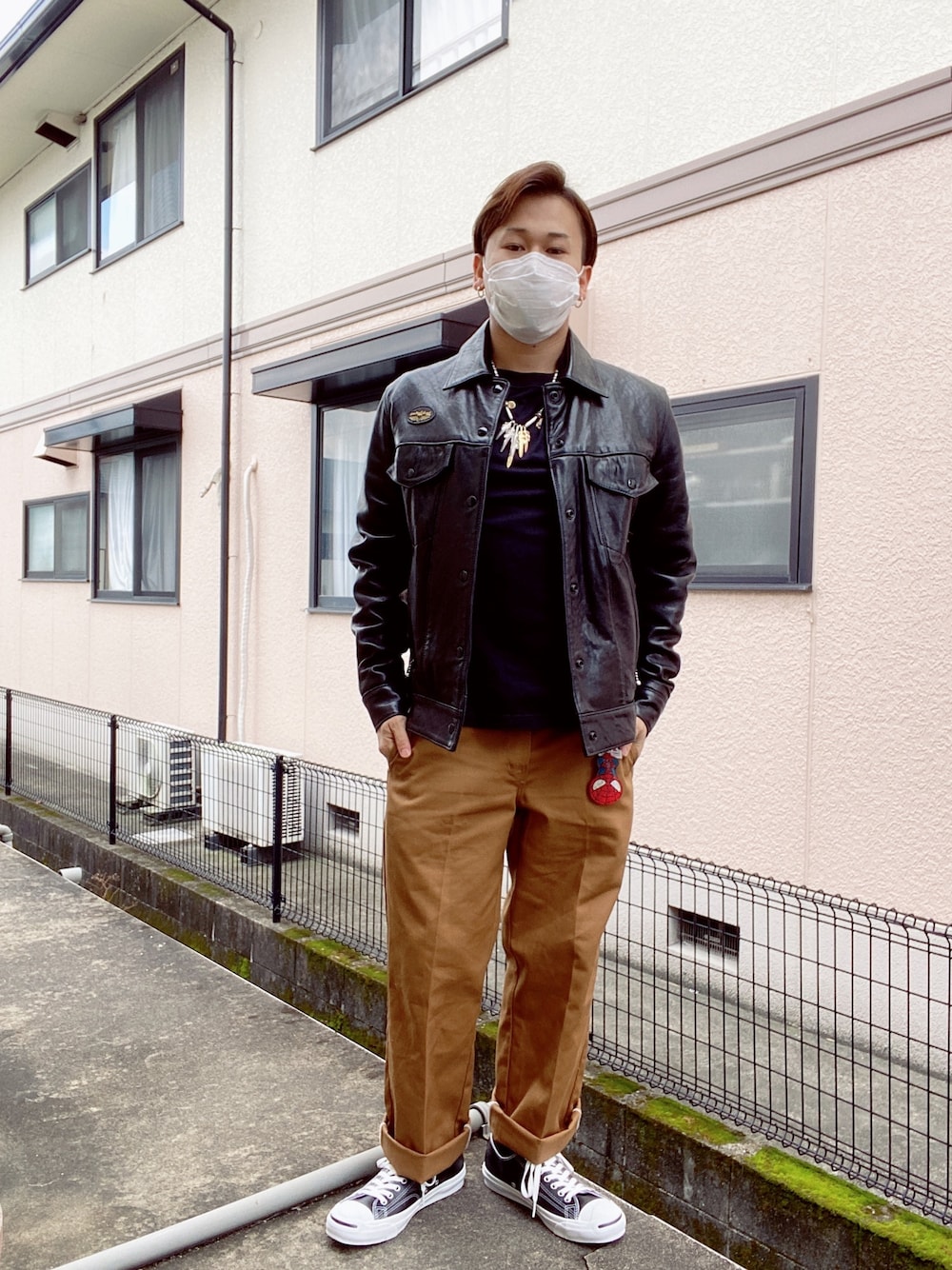 「レザージャケット、ルイスレザー、ヒステリックグラマー、ディッキーズ(Dickies)、ワークパンツ、スニーカー、ジャックパーセル」｜「HYSTERIC GLAMOURのLewis Leathers×HYSTERIC Western ジャケット（ライダースジャケット、ブラック系）」を使った、HAYAさん（メンズ・160cm）の秋コーディネートの1枚目の写真
