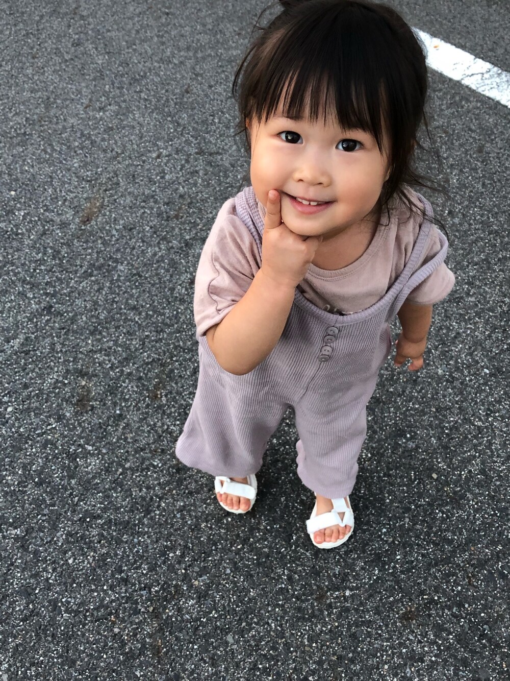 「秋色、女の子、90cm、サロペット、ワッフル、くすみカラー、くすみピンク、シンプルコーデ、プチプラ、2歳」｜「petit mainのワッフルオールインワン（つなぎ/オールインワン、パープル系）」を使った、emちゃんさん（キッズ・90cm）の秋コーディネートの1枚目の写真