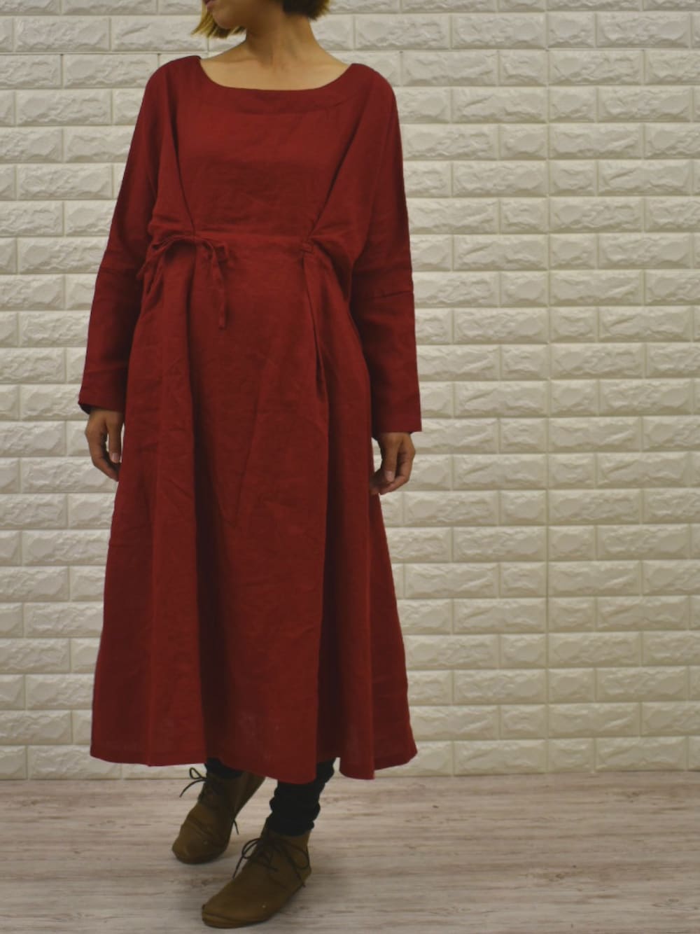 レッド系のワンピース、グレー系のレギンス/スパッツを着用したレディースの夏コーディネートの1枚目の写真