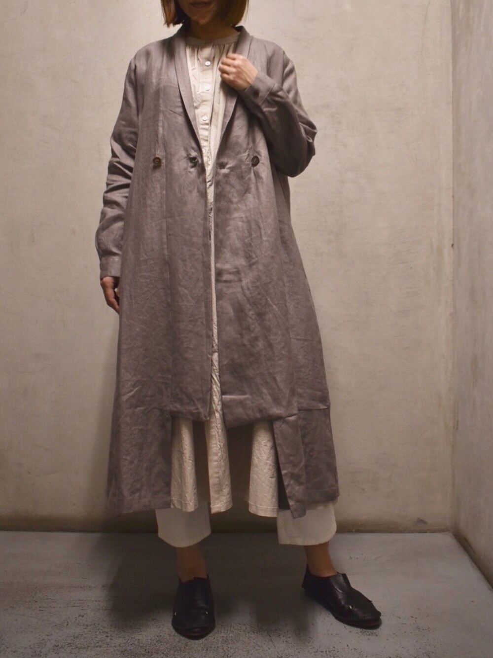 ベージュ系のワンピース/ドレス、ホワイト系のデニムパンツ、グレー系のチェスターコートを着用したレディースの冬コーディネートの1枚目の写真