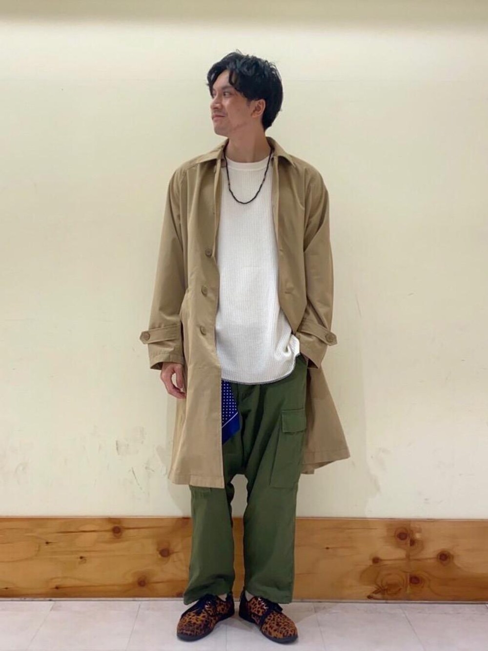 「スカーフ、ロングコート、大人カジュアル、みりたりー、秋トレンド2021、こだわりのある服をちょうどいい価格で」｜「coenのリップストップカーゴパンツ(セットアップ対応)（カーゴパンツ、グリーン系）」を使った、ゆうさんさん（メンズ・178cm）の秋コーディネートの1枚目の写真