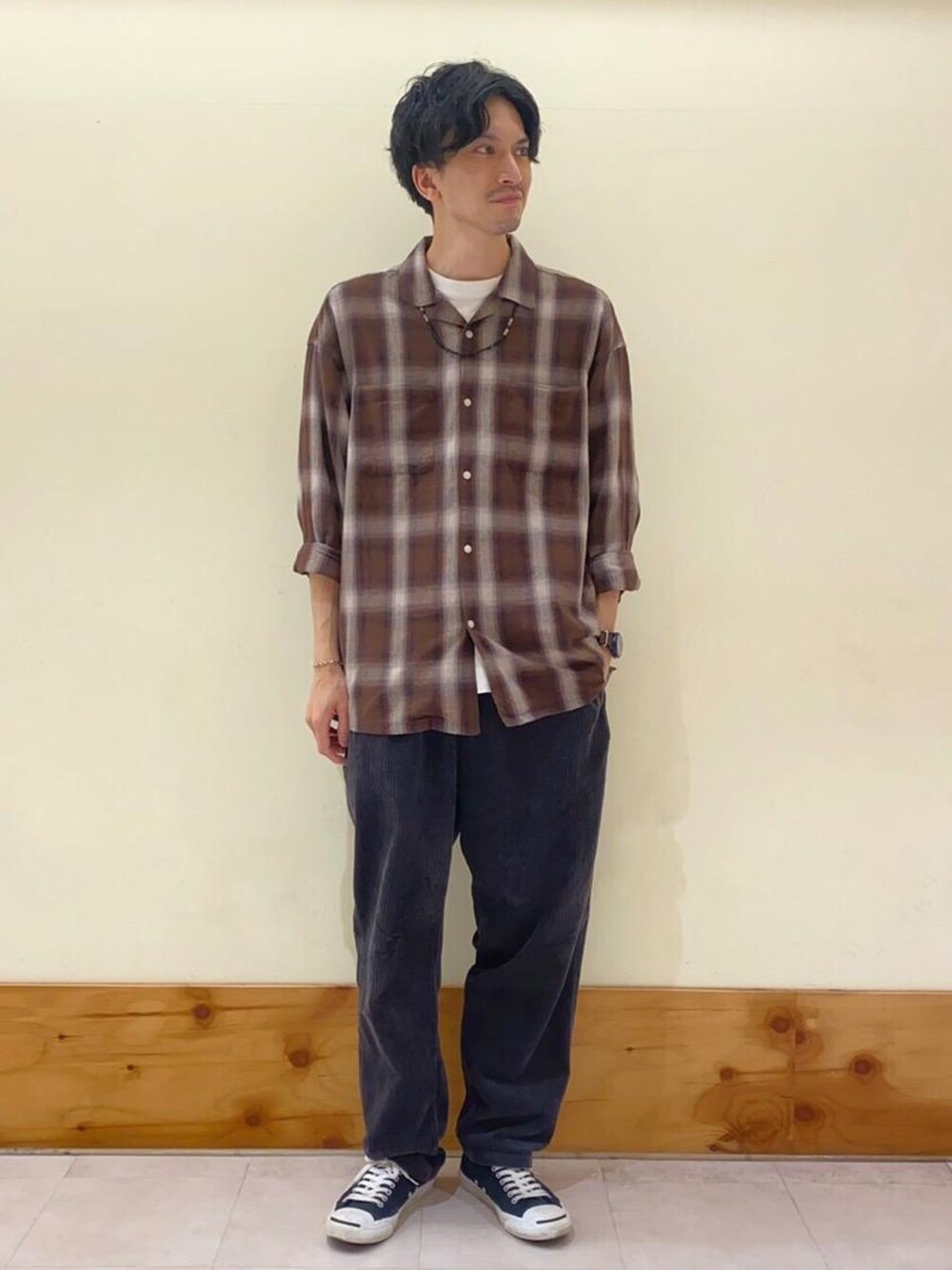グレー系のその他パンツ、ブラウン系のシャツ/ブラウス、ホワイト系のTシャツ/カットソーを着用したメンズの秋コーディネートの1枚目の写真
