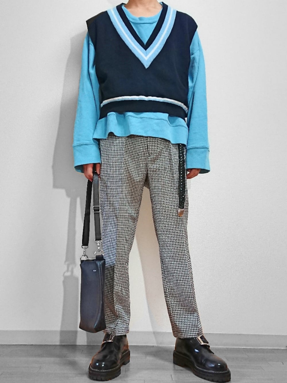 「jieda、neonsign、kaiko、soe、水色、チェックパンツ、Dr.Martens、ビッグシルエット、モード、はるコーデ」｜「neonsignのアイテム（ベスト、その他）」を使った、RINTAROさん（メンズ・168cm）の春コーディネートの1枚目の写真