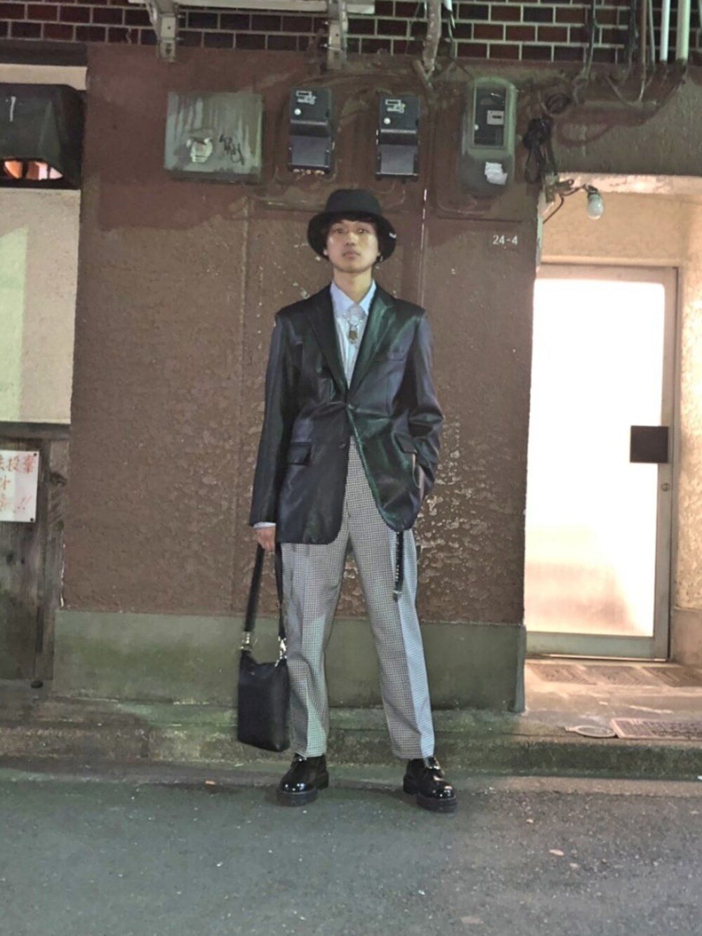 「dress、punk、jieda、neonsign、kaiko、ライダース、テーラードジャケット、チェックパンツ、低身長、Dr.Martens」｜「KAIKOのKAIKO TRENCH BUCKET HAT（ハット、ブラック系）」を使った、RINTAROさん（メンズ・168cm）の春コーディネートの1枚目の写真