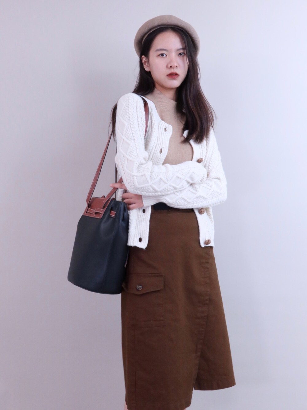 「alexanderwangのアイテム（スウェット、ブラウン系）」を使った、微博@赵果真呀さん（レディース・160cm）の秋コーディネートの1枚目の写真