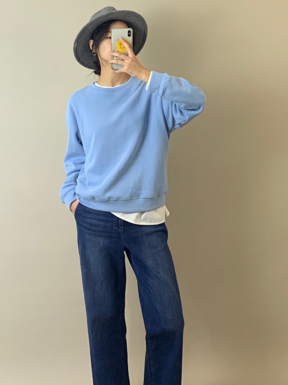 「checklistのアイテム（Tシャツ/カットソー、ブルー系）」を使った、微博@赵果真呀さん（レディース・160cm）の秋コーディネートの1枚目の写真