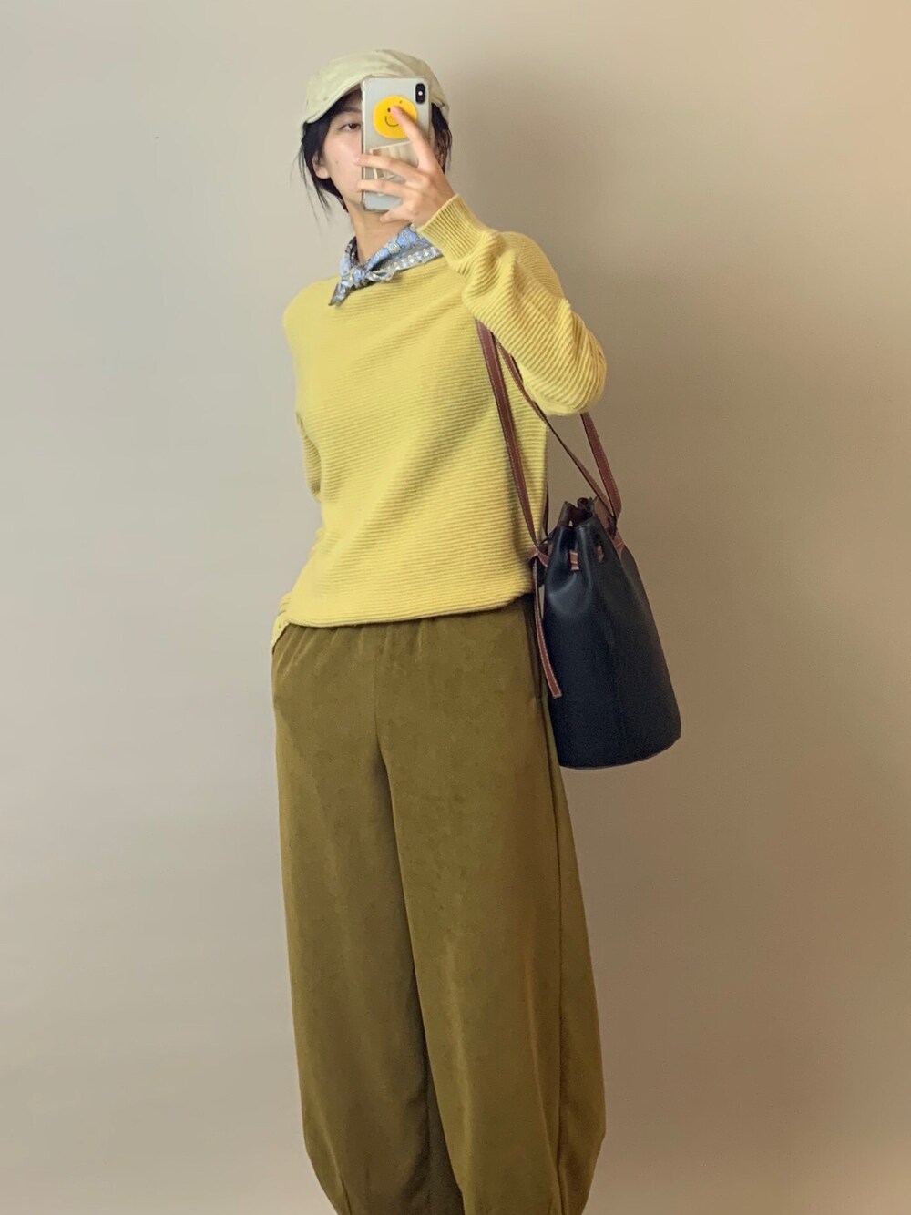 「checklistのアイテム（トップス、イエロー系）」を使った、微博@赵果真呀さん（レディース・160cm）の秋コーディネートの1枚目の写真