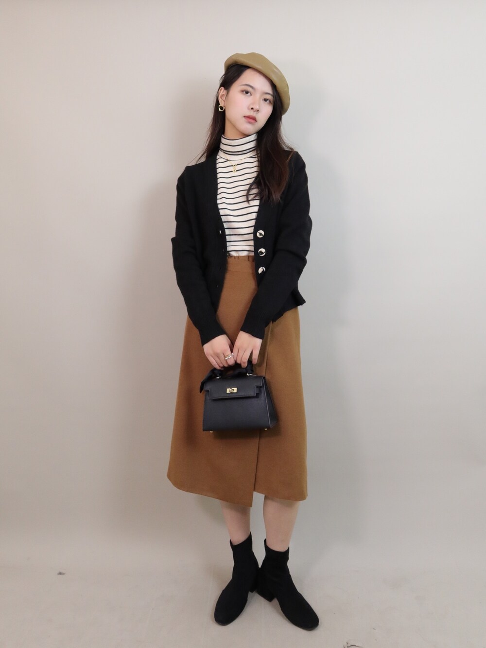 「checklistのアイテム（トップス、ブラウン系）」を使った、微博@赵果真呀さん（レディース・160cm）の秋コーディネートの1枚目の写真