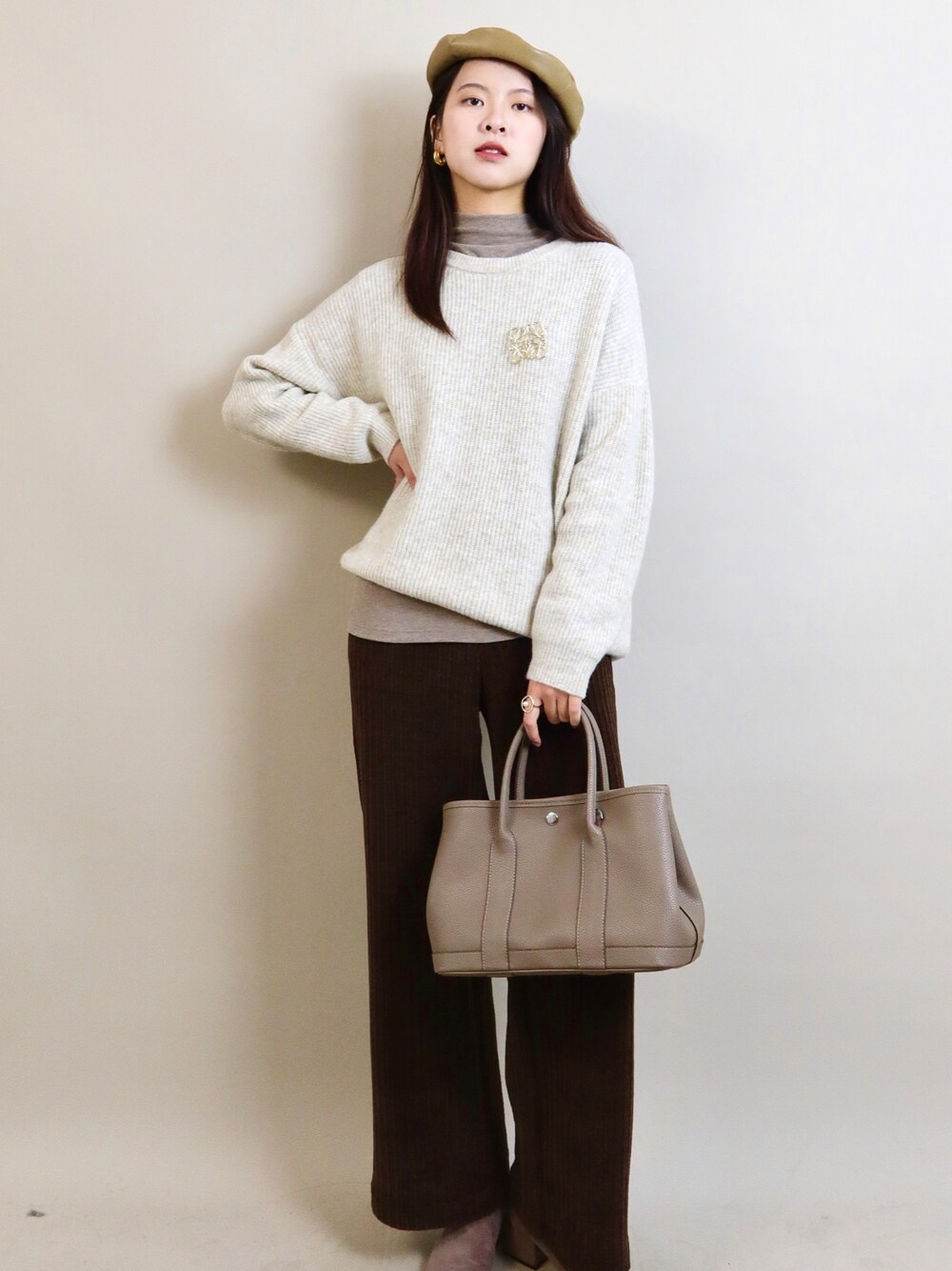 「checklistのアイテム（トップス、ホワイト系）」を使った、微博@赵果真呀さん（レディース・160cm）の秋コーディネートの1枚目の写真