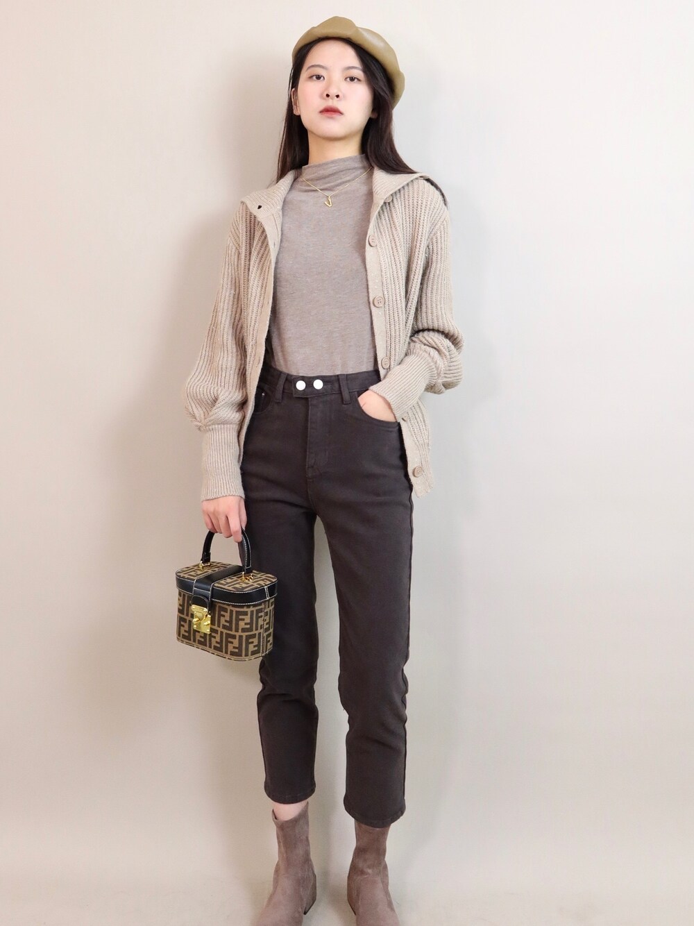「checklistのアイテム（トップス、ベージュ系）」を使った、微博@赵果真呀さん（レディース・160cm）の秋コーディネートの1枚目の写真