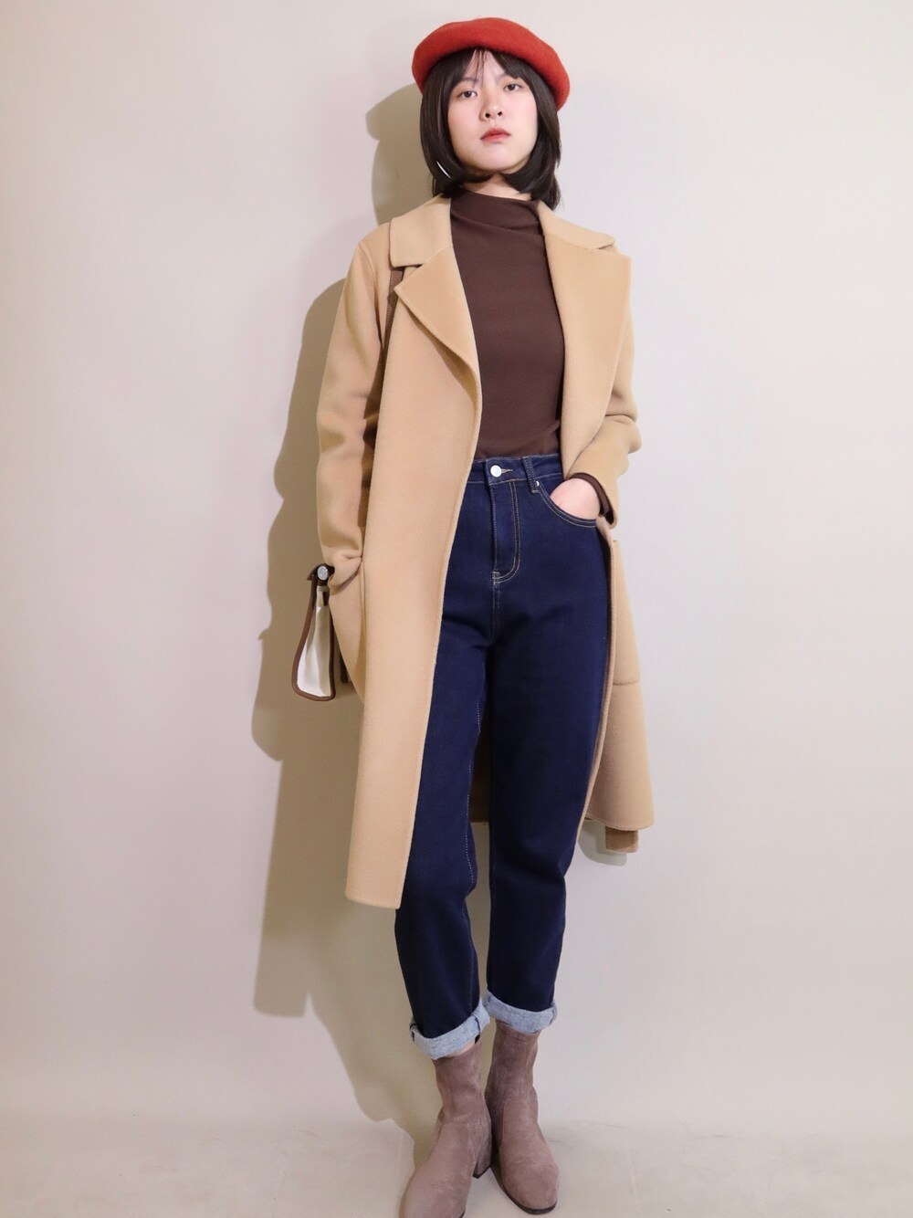 「checklistのアイテム（トップス、ベージュ系）」を使った、微博@赵果真呀さん（レディース・160cm）の秋コーディネートの1枚目の写真