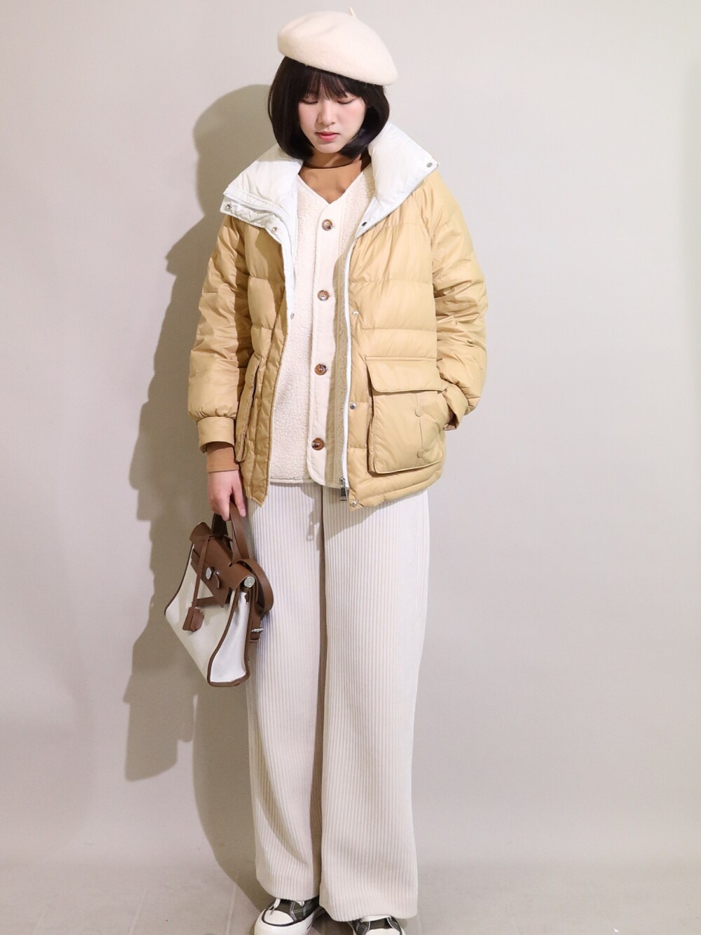 「checklistのアイテム（トップス、ベージュ系）」を使った、微博@赵果真呀さん（レディース・160cm）の冬コーディネートの1枚目の写真