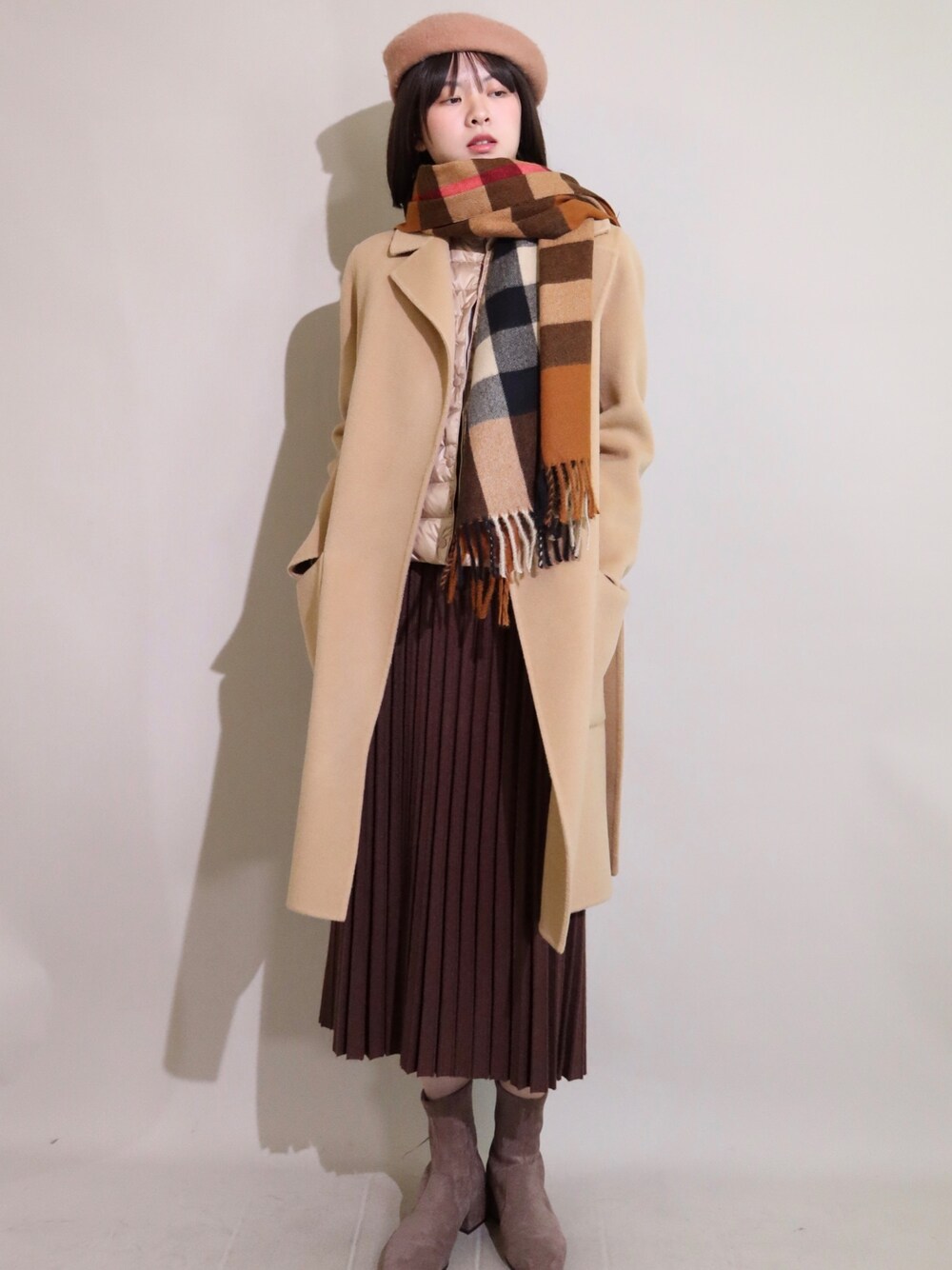 「checklistのアイテム（トップス、ブラウン系）」を使った、微博@赵果真呀さん（レディース・160cm）の冬コーディネートの1枚目の写真