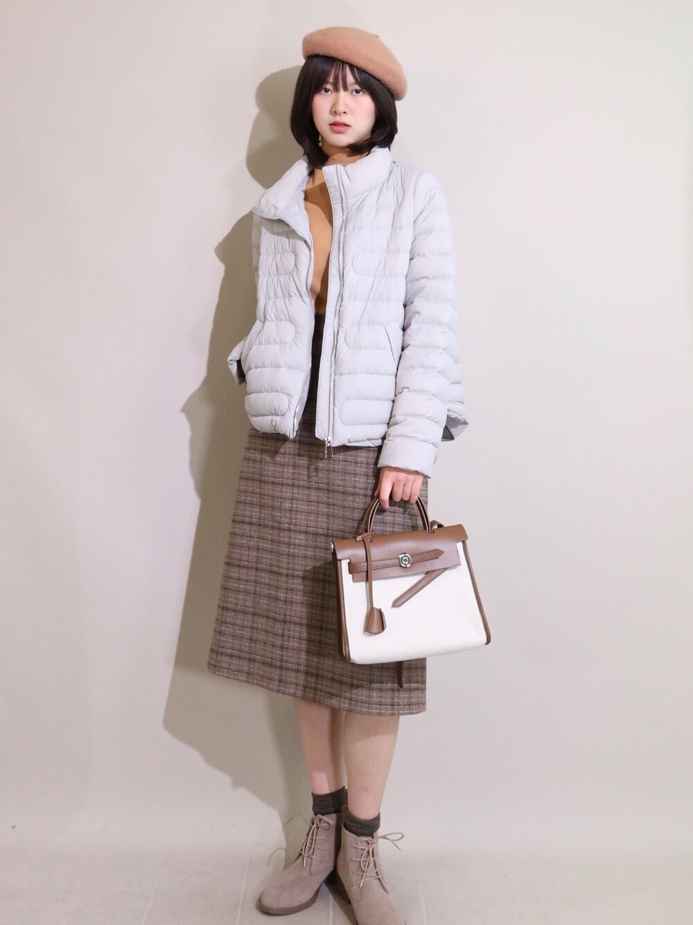 「checklistのアイテム（トップス、グレー系）」を使った、微博@赵果真呀さん（レディース・160cm）の冬コーディネートの1枚目の写真