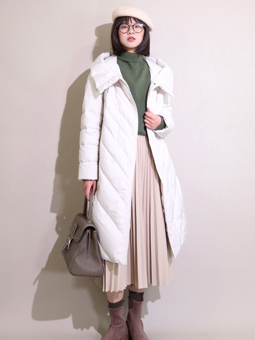 「checklistのアイテム（トップス、ホワイト系）」を使った、微博@赵果真呀さん（レディース・160cm）の冬コーディネートの1枚目の写真