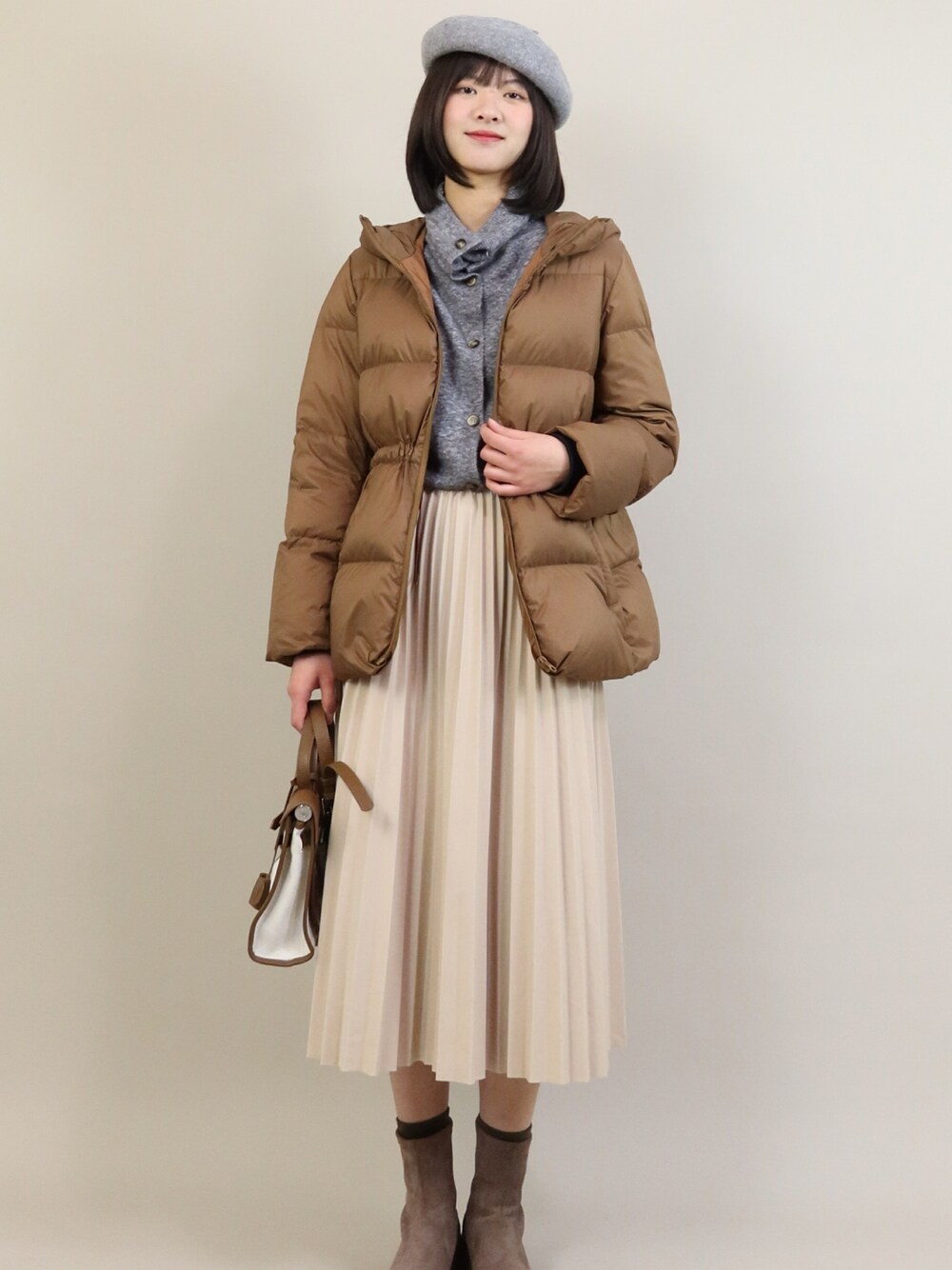 「checklistのアイテム（トップス、ブラウン系）」を使った、微博@赵果真呀さん（レディース・160cm）の冬コーディネートの1枚目の写真