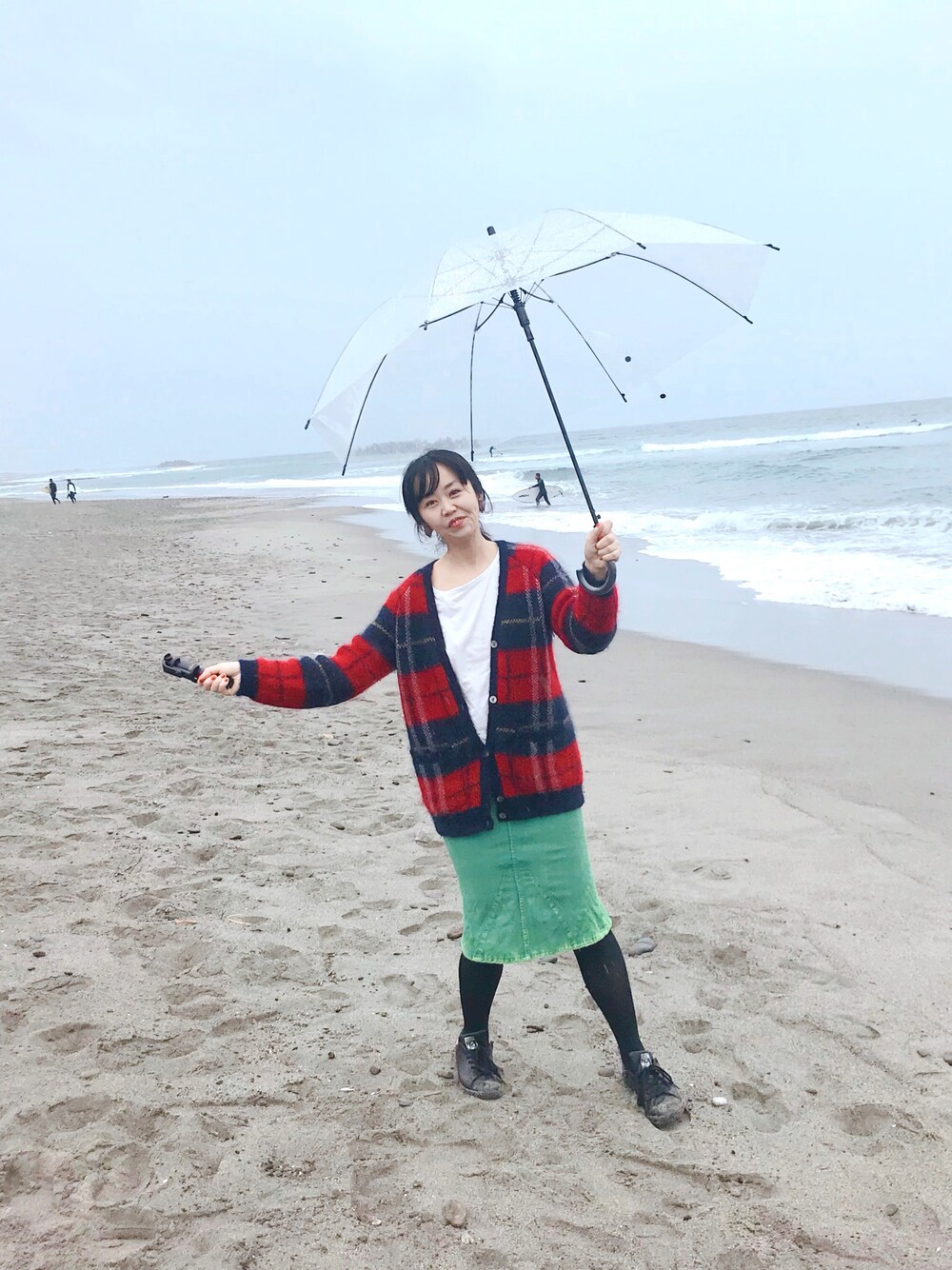 「秋コーデ、ニット、休日スタイル、チェック、ゆるニット、カジュアルコーデ、お洒落さんとつながりたい」｜「無印良品のアイテム（Tシャツ/カットソー、ホワイト系）」を使った、Mimoさん（レディース・163cm）の秋コーディネートの1枚目の写真