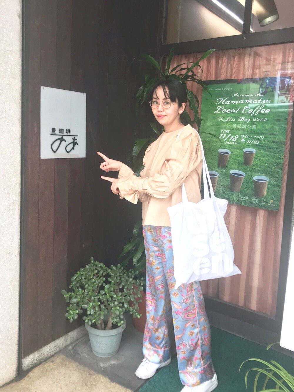 「カジュアルコーデ、お散歩コーデ、シンプルコーデ、休日スタイル、ボリューム袖、プチプラ」｜「HELKのアイテム（シャツ/ブラウス、ベージュ系）」を使った、Mimoさん（レディース・163cm）の秋コーディネートの1枚目の写真