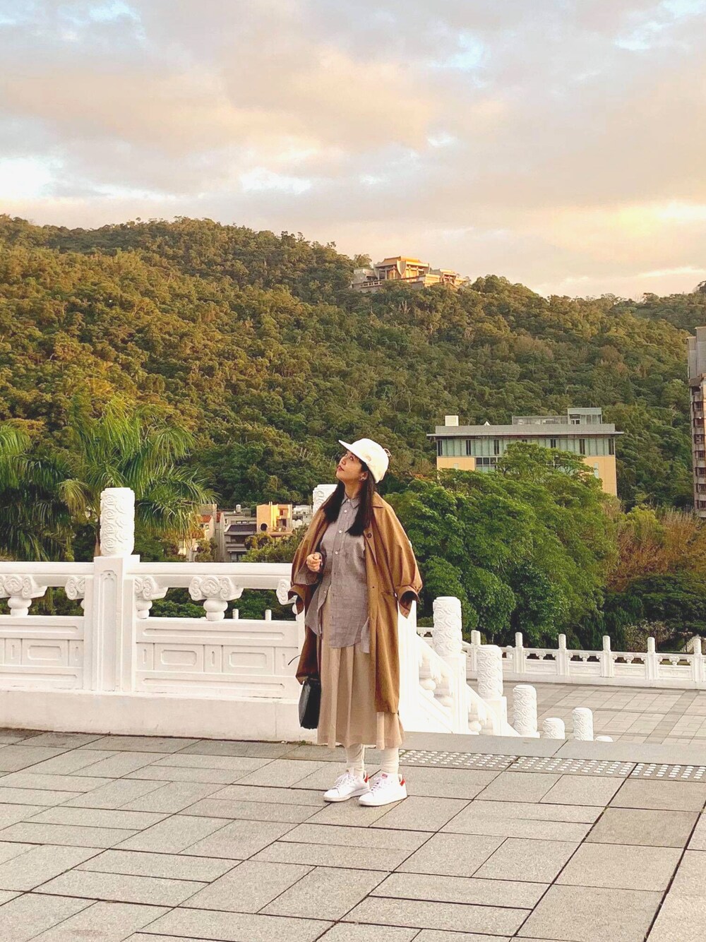 「メンズシャツ、お洒落さんとつながりたい、旅行、台湾、美術館コーデ、古着MIX」｜「MARTIN MARGIELAのアイテム（シャツ/ブラウス、グレー系）」を使った、Mimoさん（レディース・163cm）の冬コーディネートの1枚目の写真