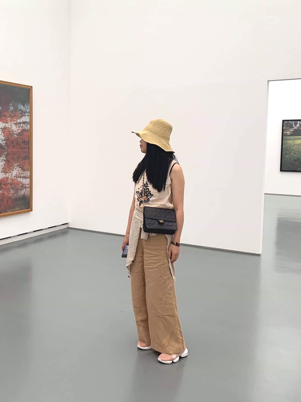 「美術館、アート、夏コーデ、ベージュコーデ、パンツスタイル、海外旅行、旅行、カジュアル」｜「MOUSSYのアイテム（ハット、ベージュ系）」を使った、Mimoさん（レディース・163cm）の夏コーディネートの1枚目の写真