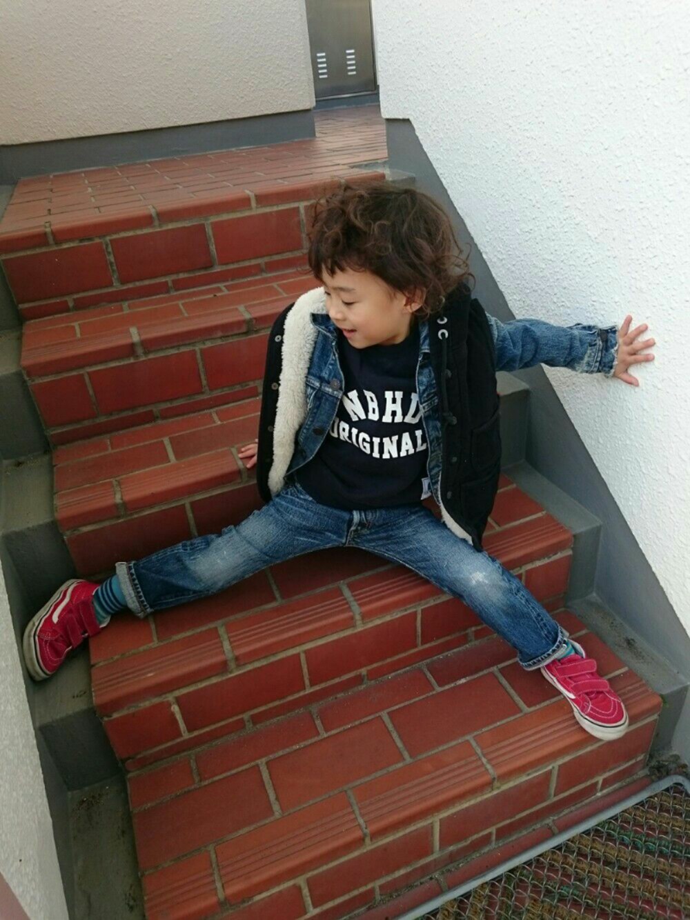 「VANSのアイテム（スニーカー、レッド系）」を使った、rakukunさん（キッズ・110cm）の冬コーディネートの1枚目の写真