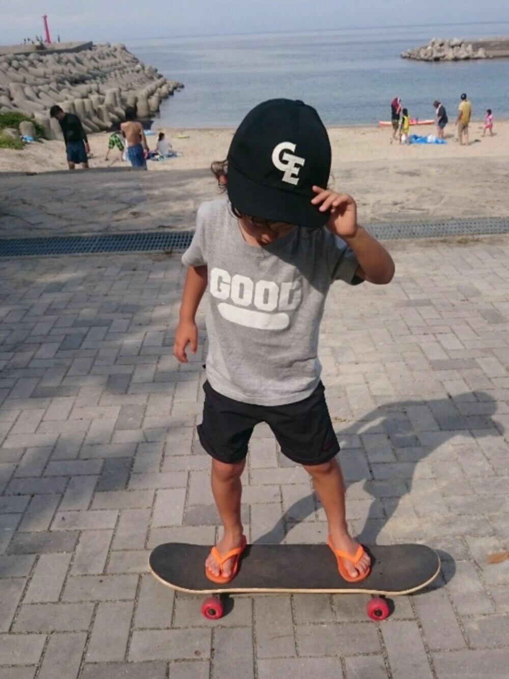 「海スタイル、スケーター、淡路島、裏原、GOODENOUGH」｜「GOODENOUGHのアイテム（Tシャツ/カットソー、グレー系）」を使った、rakukunさん（キッズ・120cm）の夏コーディネートの1枚目の写真