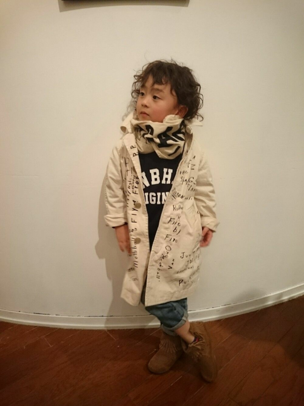 「NEIGHBORHOOD」｜「DENIM DUNGAREEのアイテム（マフラー、ベージュ系）」を使った、rakukunさん（キッズ・110cm）の冬コーディネートの1枚目の写真