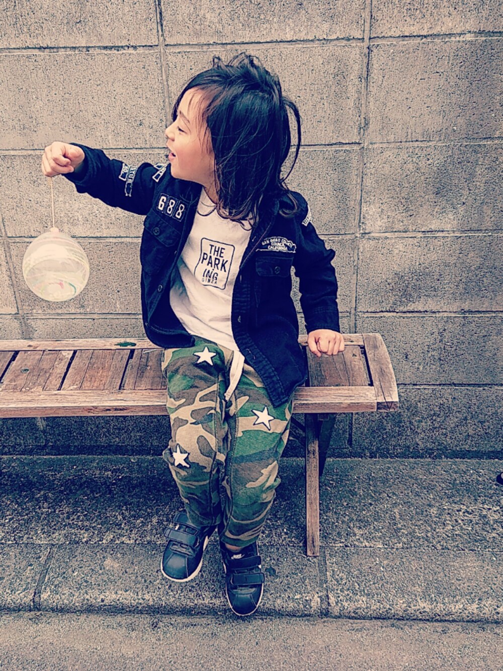 「theparkingginza」｜「DENIM DUNGAREEのアイテム（Tシャツ/カットソー、ブラック系）」を使った、rakukunさん（キッズ・120cm）の春コーディネートの1枚目の写真