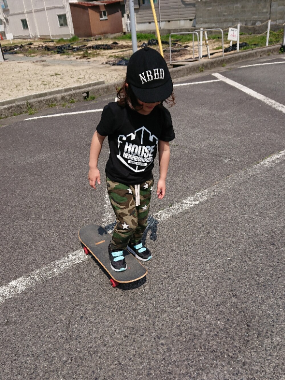 「NEIGHBORHOOD、INTHEHOUSE」｜「NEIGHBORHOODのアイテム（キャップ、ブラック系）」を使った、rakukunさん（キッズ・120cm）の春コーディネートの1枚目の写真