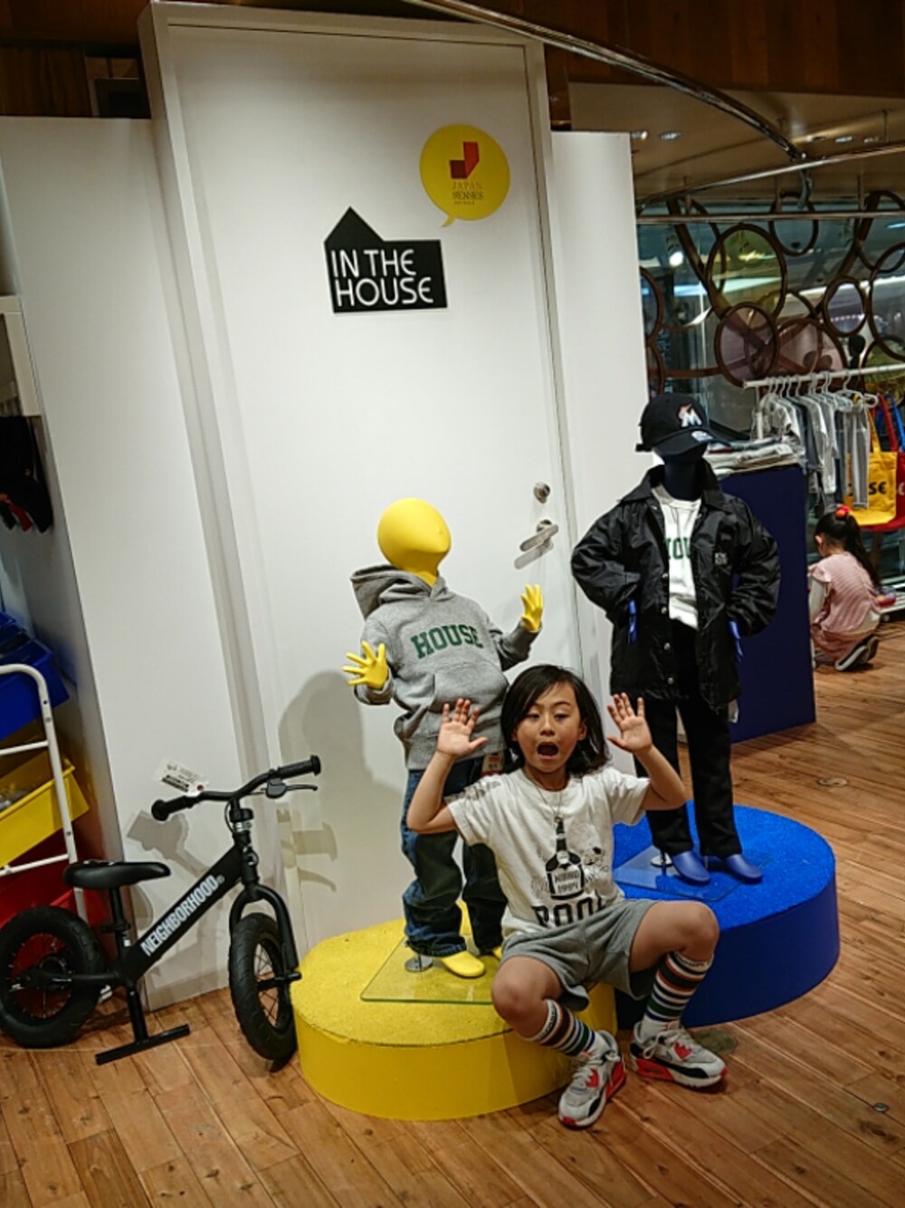 「IN THE HOUSE、POOL aoyama」｜「the POOL aoyamaのアイテム（Tシャツ/カットソー、ホワイト系）」を使った、rakukunさん（キッズ・120cm）の春コーディネートの1枚目の写真