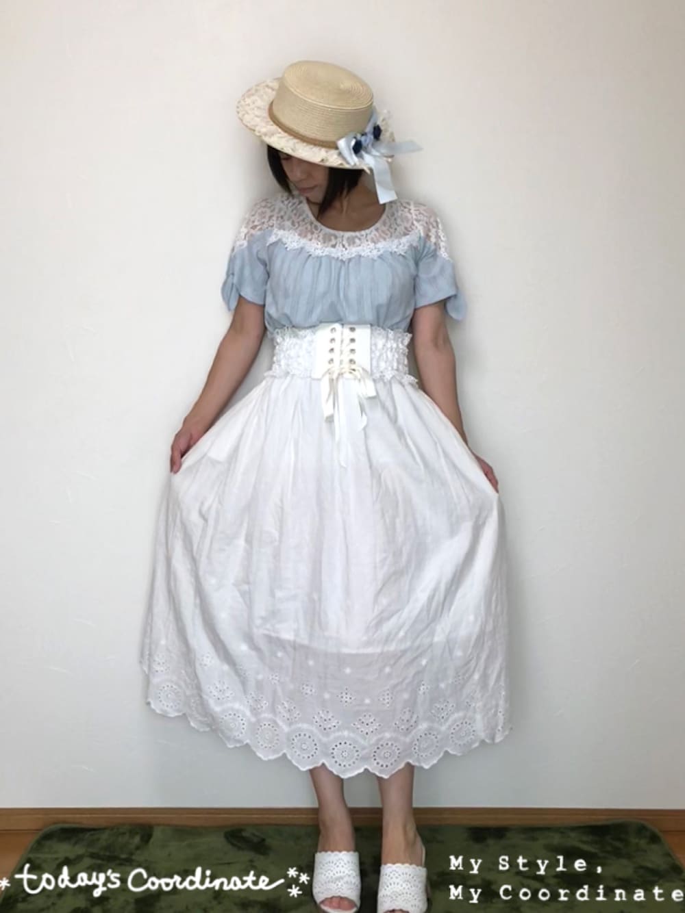 ブルー系のTシャツ/カットソー、ホワイト系のスカート、ホワイト系のサンダルを着用したレディースの夏コーディネートの1枚目の写真