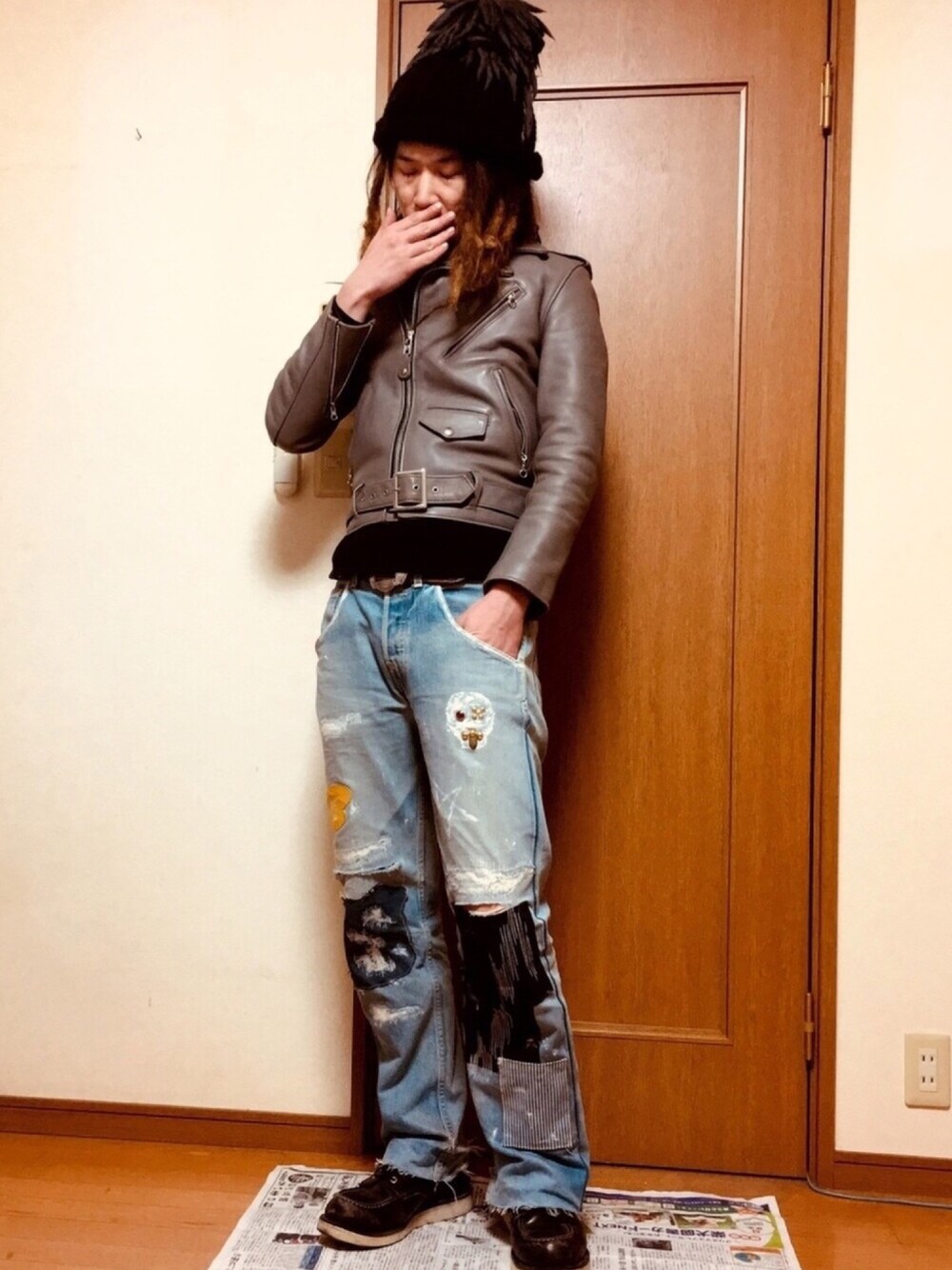 「アメカジ、ショット、ライダース、グレー、ロック、ワンスター、ダブルライダース、リメイクデニム、スタッズ、リーバイスレッド」｜「自作のドレッドニット帽（ニットキャップ/ビーニー、ブラック系）」を使った、ホサさん（メンズ・178cm）の春コーディネートの1枚目の写真