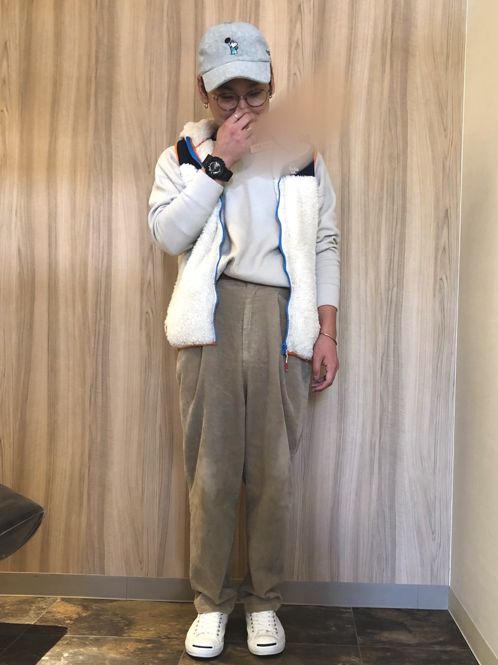 「ベスト、ベージュ、コーデュロイ、キャップ、カジュアル、美容師、秋のコーデ」｜「PEANUTSの【PEANUTS / ピーナッツ】STATE OF LIBERTYスヌーピーPILEベースボールキャップ（キャップ、グレー系）」を使った、MHRさん（メンズ・165cm）の秋コーディネートの1枚目の写真
