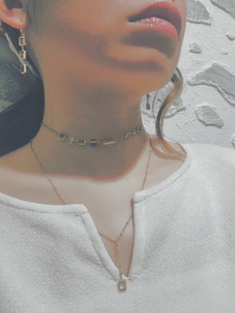 ゴールド系のチョーカー、ゴールド系のピアス（両耳用）、ゴールド系のネックレスを着用したレディースの春コーディネートの1枚目の写真