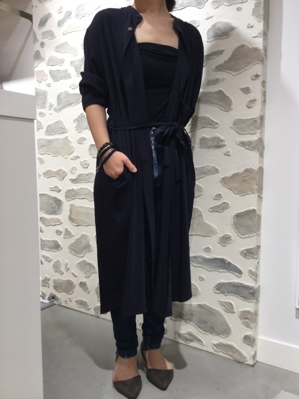 ブルー系のワンピース、ブラック系のブレスレットを着用したレディースの夏コーディネートの1枚目の写真