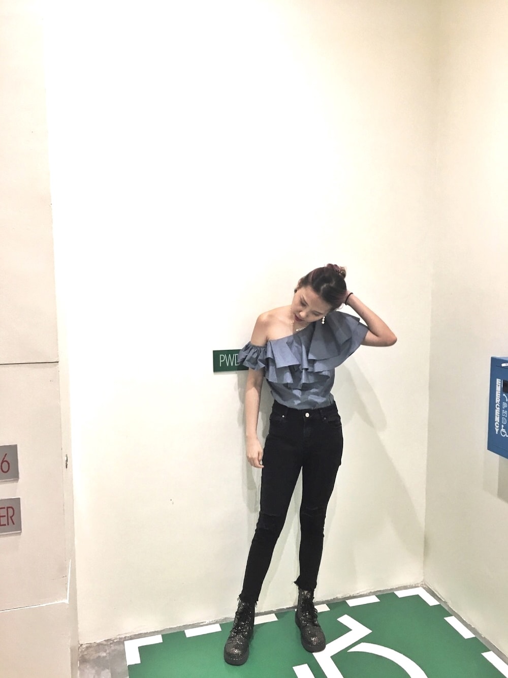 「school、ART、fashion blogger、fashion design」｜「FOREVER 21のアイテム（デニムパンツ、ブラック系）」を使った、HAZEL★外星人さん（レディース・160cm）の春コーディネートの1枚目の写真