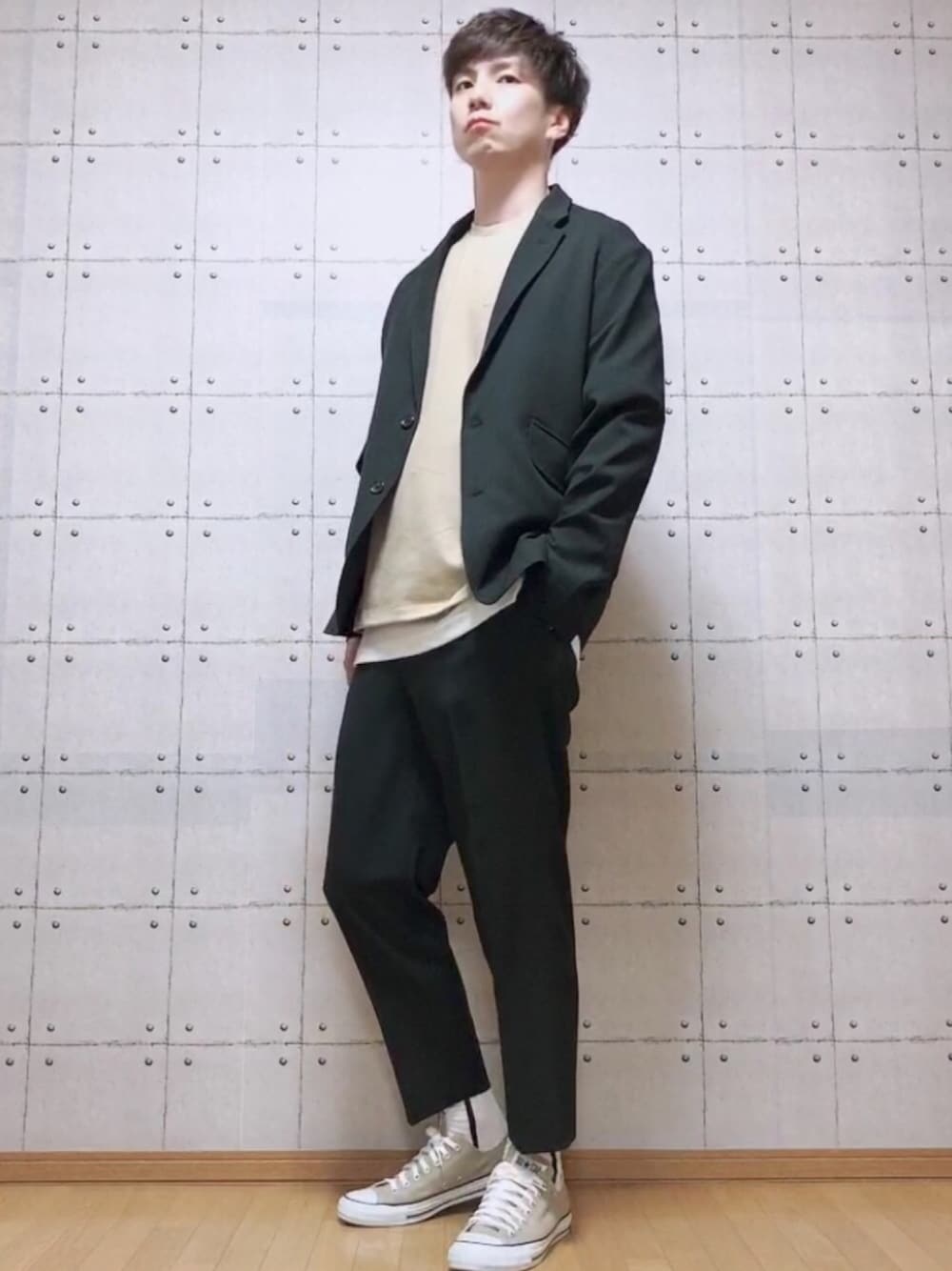 「セットアップ、WYM、WYM LIDNM、大人コーデ、シンプル、プチプラ、ベージュ、GU、大人カジュアル、パパコーデ」｜「WYM LIDNMの【WYM LIDNM】RELAX DRAPE SET-UP リラックスドレープセットアップ/オフショルダーBOXジャケット×ルーズアンクルテーパードスラックス（セットアップ、ブラック系）」を使った、DEFさん（メンズ・181cm）の春コーディネートの1枚目の写真