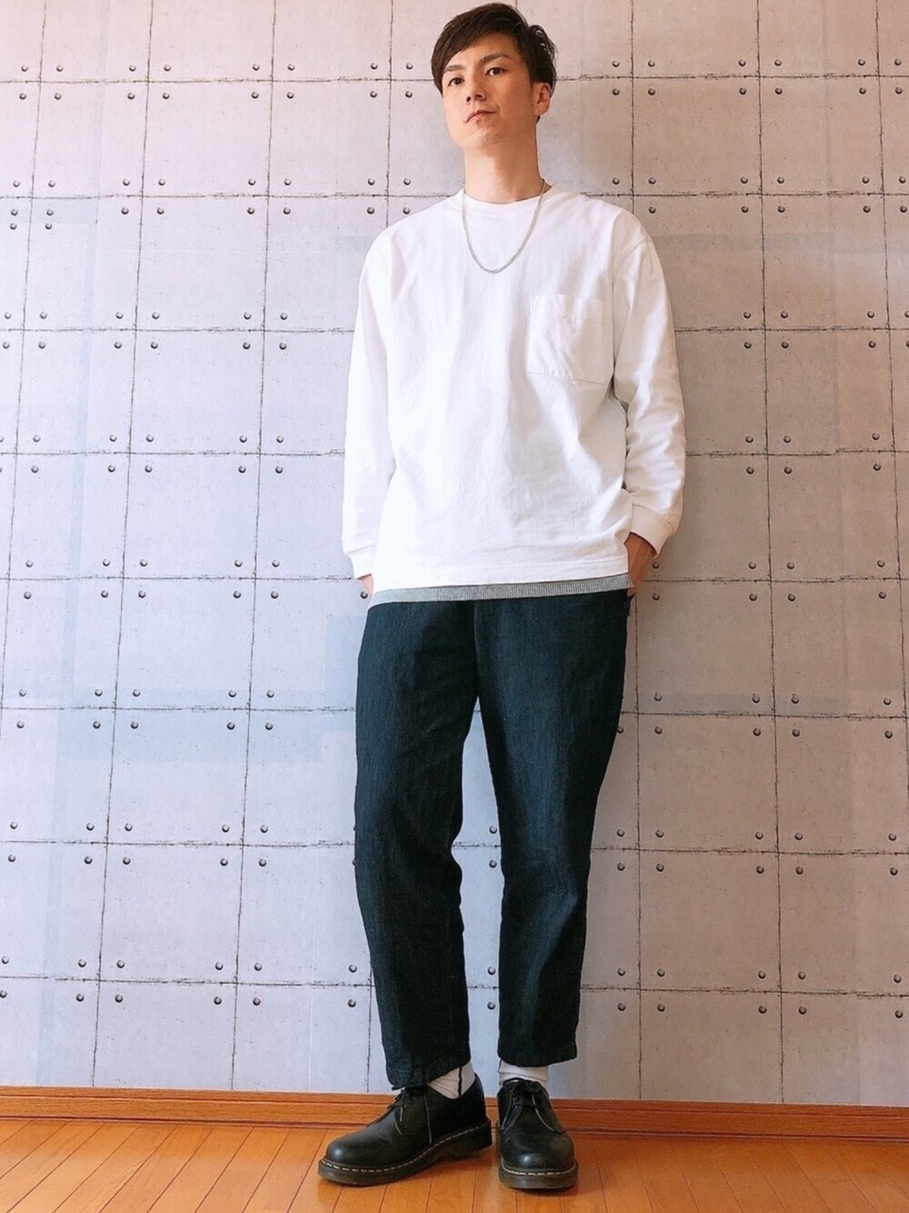 「シンプル、カジュアル、白Tシャツ、シェフパンツ、GU、ユニクロ、ワイドパンツ、オーバーサイズ、ビックシルエット、シンプルコーデ」｜「RAGEBLUEの【抗菌防臭・吸水速乾】ワッフルロングタンクトップ /828127（タンクトップ、グレー系）」を使った、DEFさん（メンズ・181cm）の春コーディネートの1枚目の写真