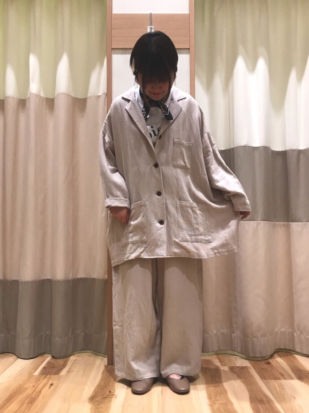 ベージュ系のテーラードジャケット、ベージュ系のその他パンツ、ホワイト系のTシャツ/カットソーを着用したレディースの春コーディネートの1枚目の写真