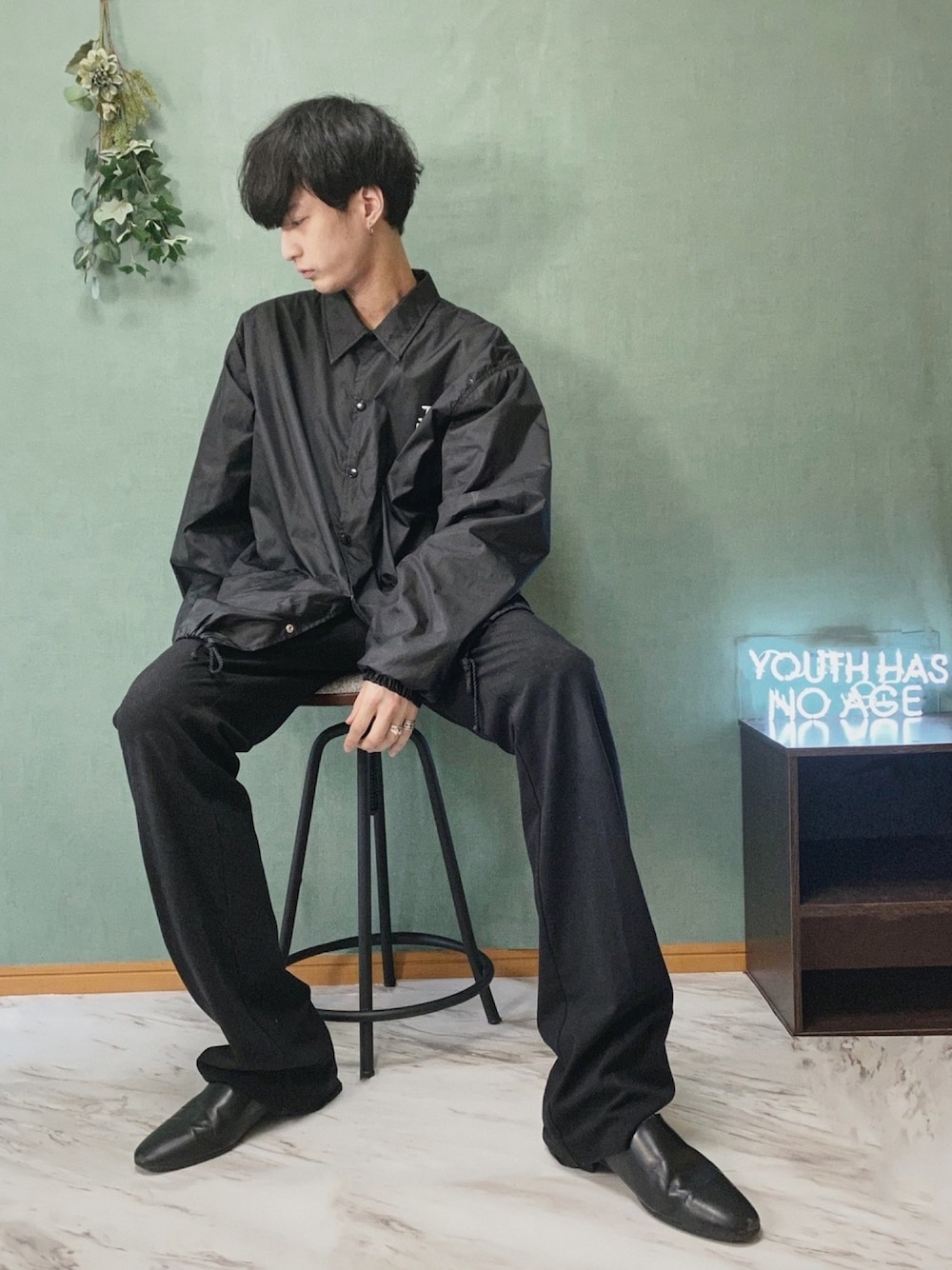 「ストリート、オーバーサイズ、ビッグシルエット、Dr.Martens、低身長、ゆるコーデ、プチプラ、モノトーン、韓国ファッション、ワイドパンツ」｜「the ninth apolloのアイテム（ナイロンジャケット、ブラック系）」を使った、🕊ソラ🕊さん（メンズ・172cm）の春コーディネートの1枚目の写真