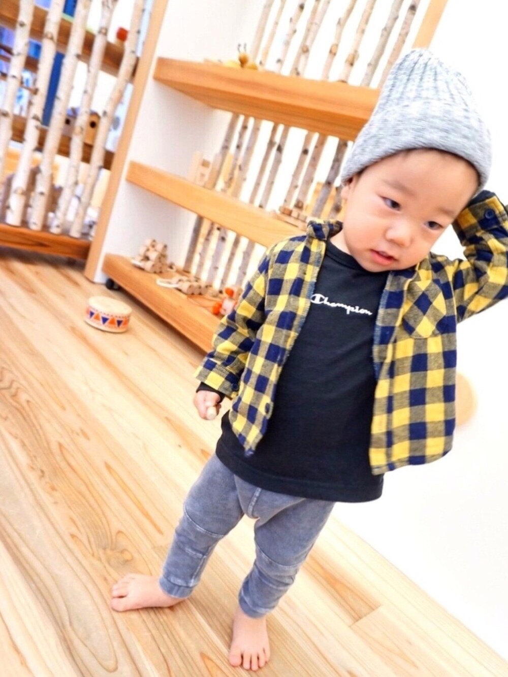 ブラック系のTシャツ/カットソー、イエロー系のシャツ/ブラウス、グレー系のパンツを着用したキッズの秋コーディネートの1枚目の写真